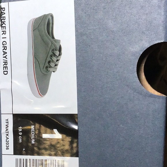 boys size 1 tennis shoes